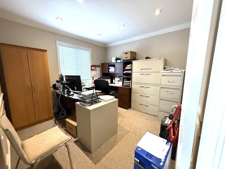 More Photos Of 218 Lockhart Rd, Barrie Service For Sale