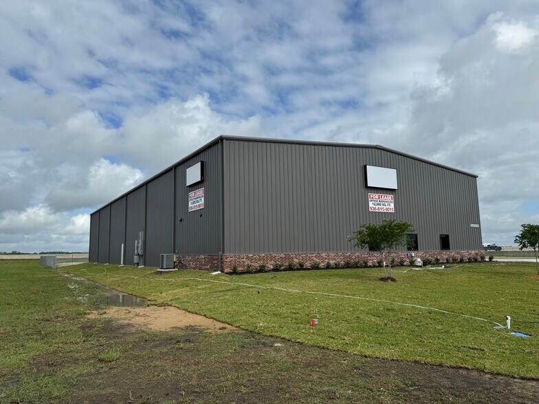 More Photos Of 8850 Industrial Pky, Beaumont Warehouse For Lease