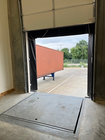 More Photos Of 10903 Shady Trl, Dallas Distribution For Lease