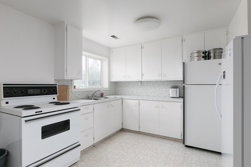 More Photos Of 1605 Garner Rd, Kelowna Specialty For Lease