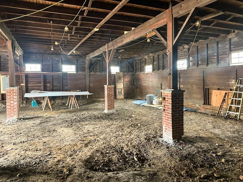 More Photos Of 9 Republic Aly, New Freedom Light Manufacturing For Sale