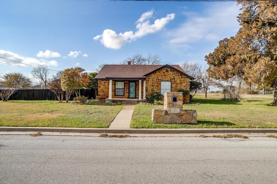More Photos Of 113 N Tarrant St, Crowley Office For Sale