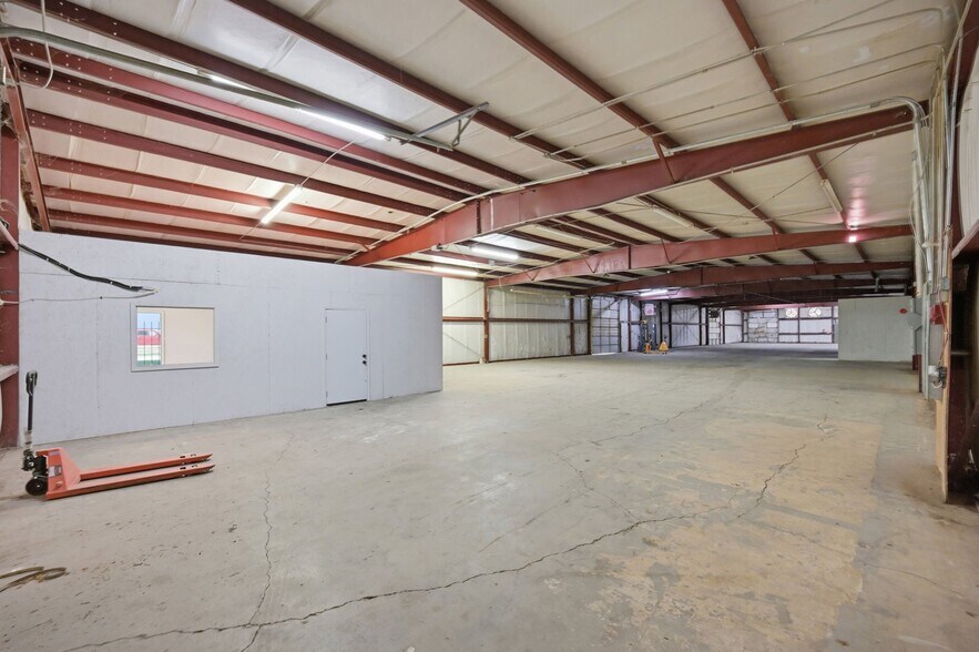 More Photos Of 220 S Alliance Ct, Oklahoma City Manufacturing For Lease