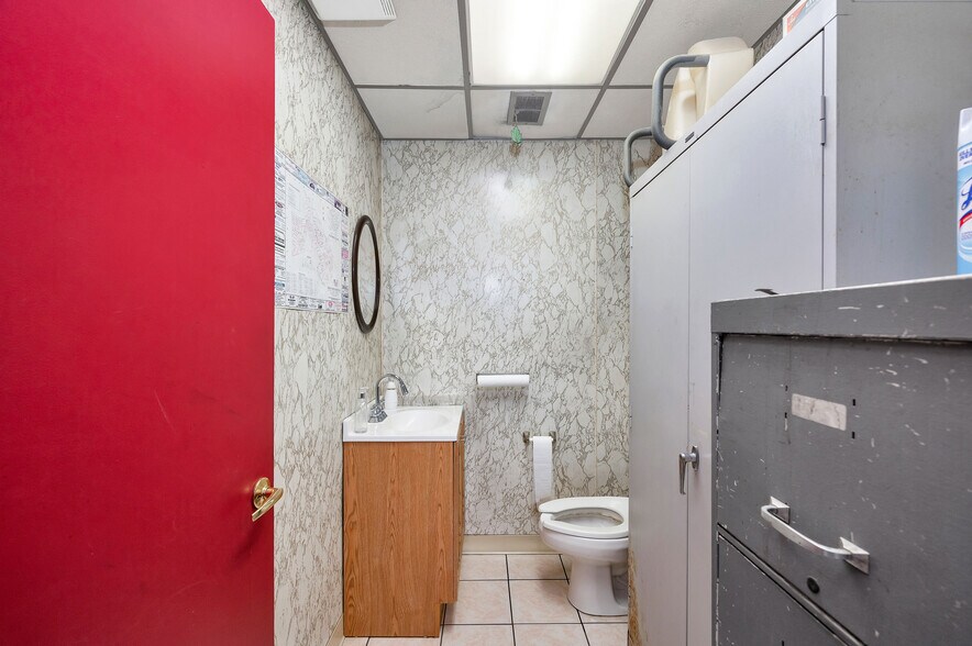 More Photos Of 186 Perry Hwy, Pittsburgh Auto Dealership For Sale