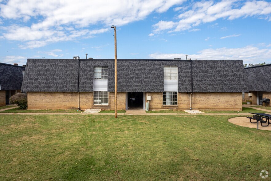 More Photos Of 2500-2530 N Rockwell Ave, Bethany Apartments For Sale