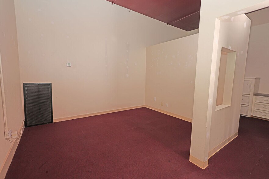 More Photos Of 303 E Main St, Humble Office For Lease