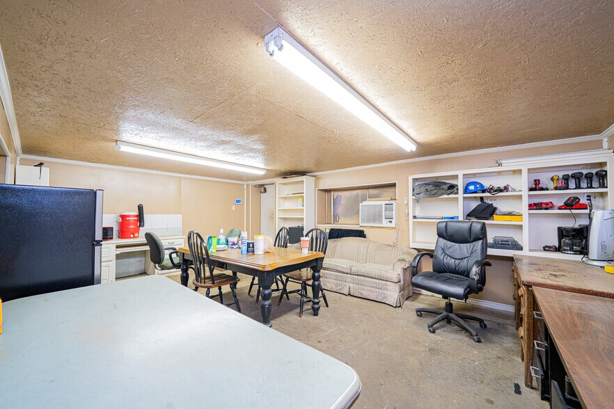 More Photos Of 118 Industrial Blvd, Kilgore Flex For Lease