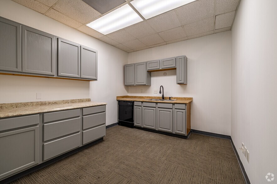 More Photos Of 325 Gold St, Garland Warehouse For Lease