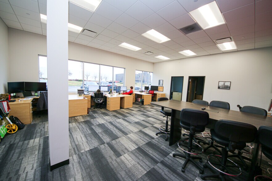 More Photos Of 7707 National Tpke, Louisville Light Distribution For Lease