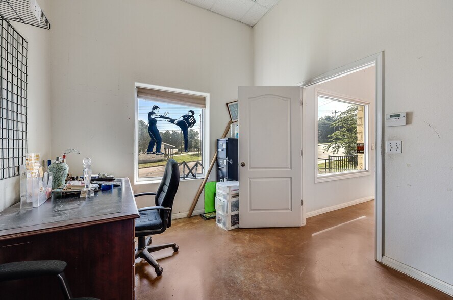 More Photos Of 20615 Dawn Dr, Lago Vista Freestanding For Sale