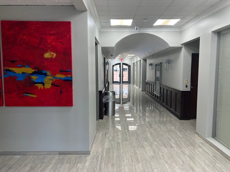 More Photos Of 3105 E Skelly Dr, Tulsa Office For Lease