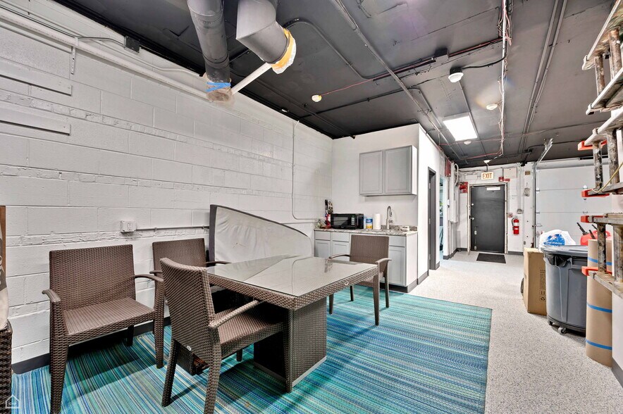 More Photos Of 837 Mannheim Rd, Bellwood Showroom For Sale