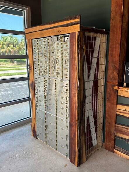More Photos Of 201 E Center St, Tarpon Springs Bar For Lease