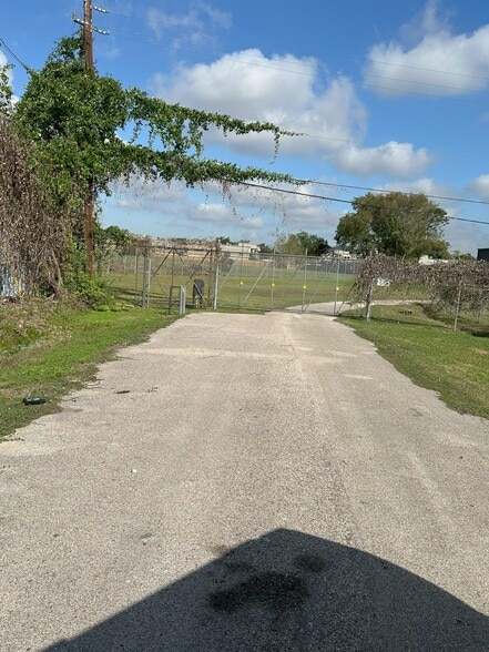 More Photos Of 13026 Rosecrest Dr, Houston Warehouse For Sale