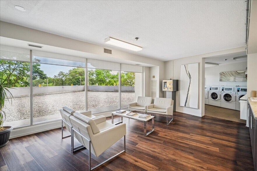 More Photos Of 6 John St, Oakville Apartments For Lease