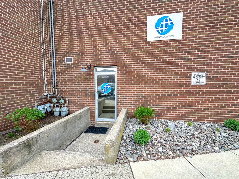 More Photos Of 1300 Industrial Blvd, Southampton Light Distribution For Lease