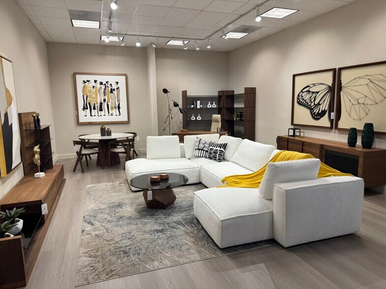 More Photos Of 7071 Southwest Fwy, Houston Showroom For Sale