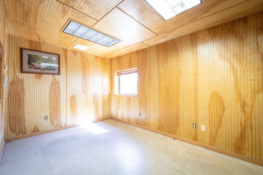 More Photos Of 180 Spring Mountain Dr, Canyon Lake Distribution For Sale