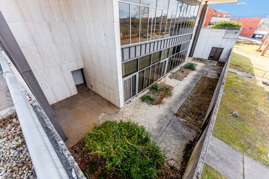 More Photos Of 214 Merchant St, Fairmont Bank For Sale