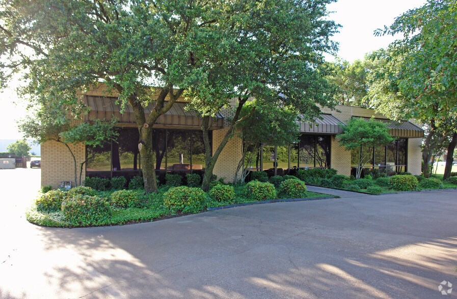 More Photos Of 1504 Falcon Dr, DeSoto Office For Sale