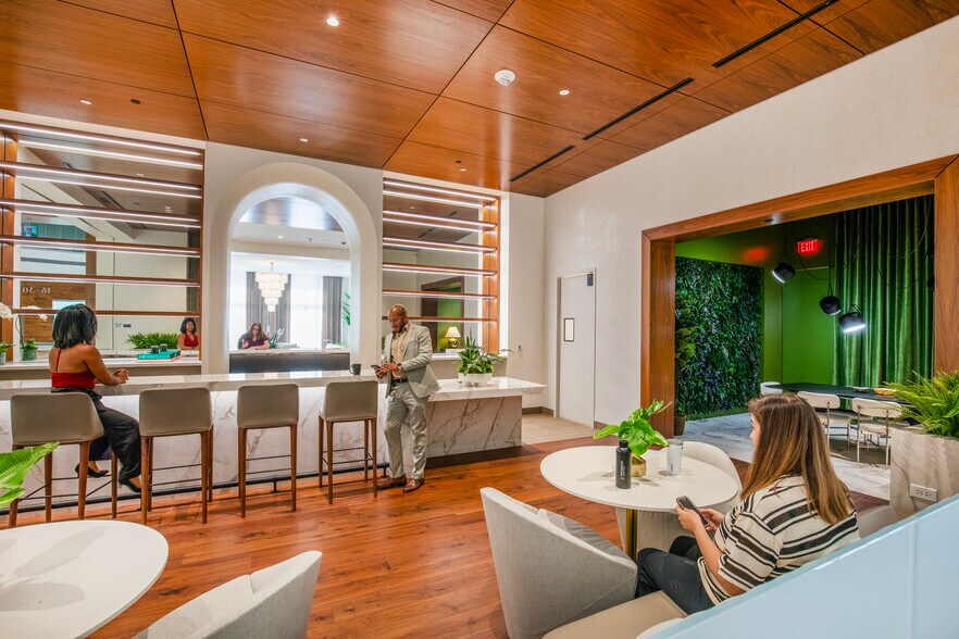 More Photos Of 200 S Orange Ave, Orlando Office For Lease