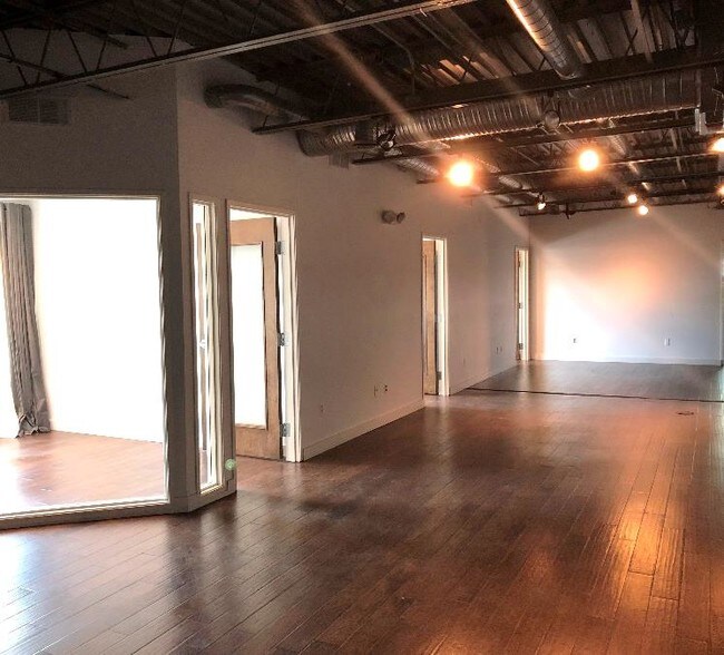 More Photos Of 209 W 6th St, Royal Oak Office Residential For Lease
