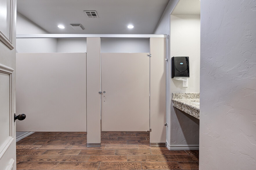 More Photos Of 450 E Main St, Yukon Religious Facility For Sale