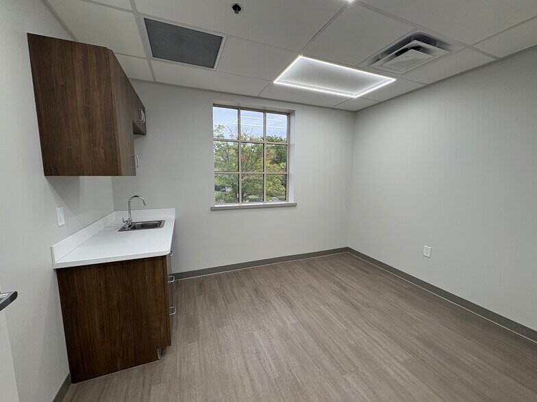 More Photos Of 2620 Kessler Blvd E, Indianapolis Medical For Lease