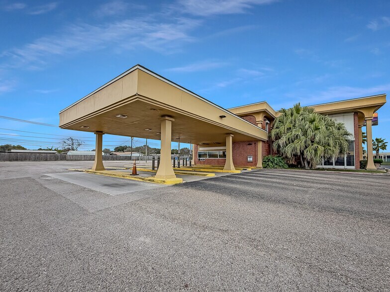 More Photos Of 1031 US Highway 181, Portland Bank For Sale