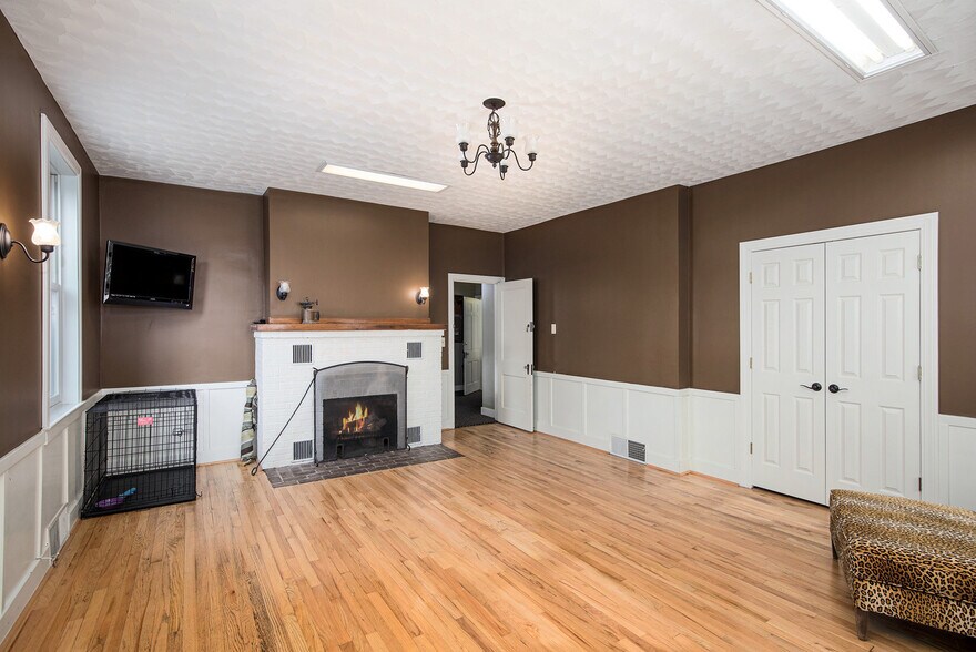 More Photos Of 206 S Main St, Romeo Freestanding For Sale