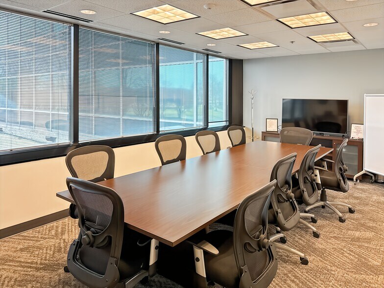 More Photos Of 1431 Opus Pl, Downers Grove Coworking Space