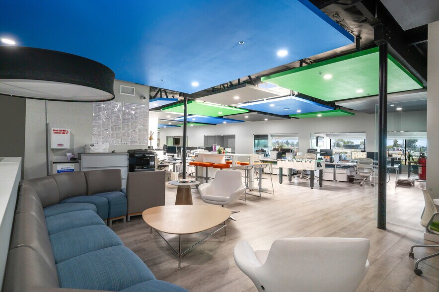 More Photos Of 800 E Dyer Rd, Santa Ana Showroom For Sale