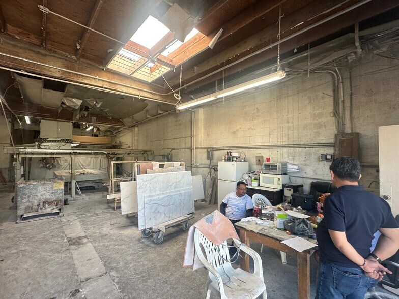 More Photos Of 13423 Wyandotte St, North Hollywood Warehouse For Lease