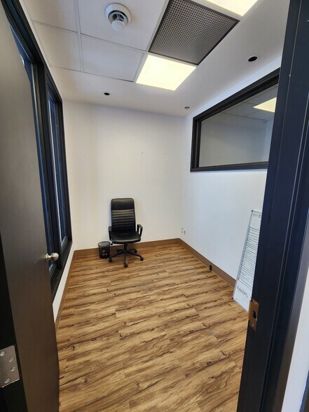 More Photos Of 2420-2440 Boul Industriel, Laval Storefront Retail Office For Lease