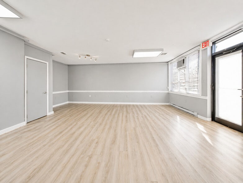 More Photos Of 29 Madison Ave, Lansdowne Office For Sale