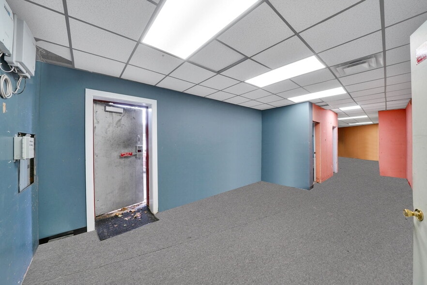 More Photos Of 150 W Sunrise Hwy, Lindenhurst General Retail For Lease