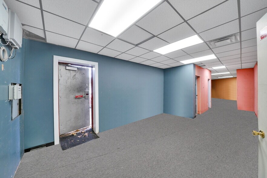 More Photos Of 150 W Sunrise Hwy, Lindenhurst General Retail For Lease