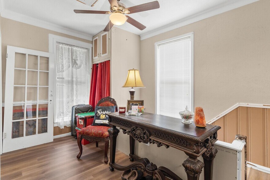 More Photos Of 1024 W Main St, Leesburg Storefront Retail Residential For Sale