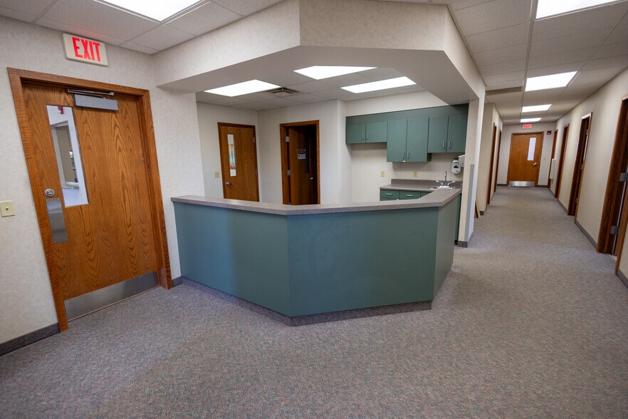 More Photos Of 1110 Oak Ridge Dr, Eau Claire Medical For Lease