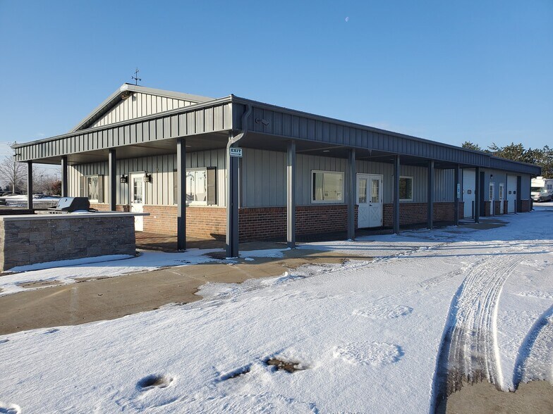More Photos Of 1804 N Towanda Barnes Rd, Bloomington Flex For Lease