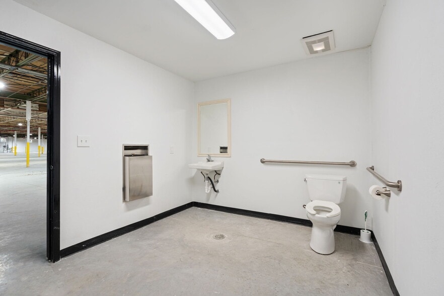 More Photos Of 8107 Chancellor Row, Dallas Warehouse For Lease