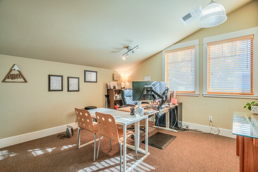 More Photos Of 257 S Pine St, Sisters Office For Sale