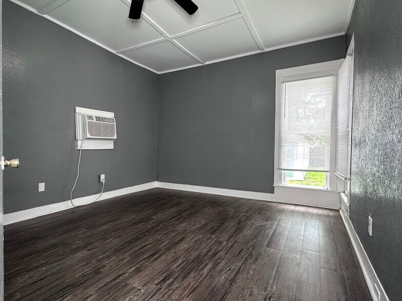 More Photos Of 1106 Esplanade St, Marshall Apartments For Sale