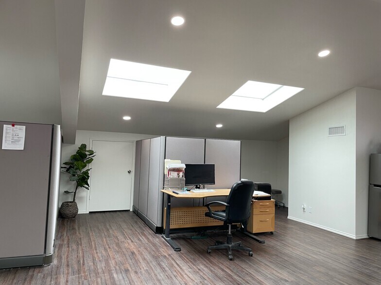 More Photos Of 2118 Mannix Dr, San Antonio Showroom For Sale