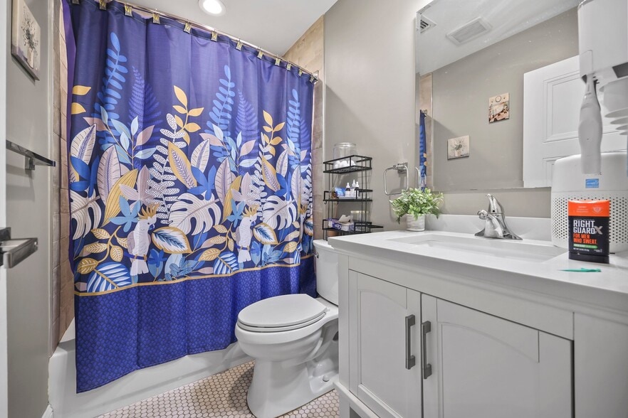 More Photos Of 19 Franklin St, Bloomfield Storefront Retail Office For Sale