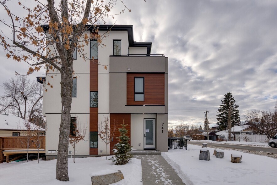 More Photos Of 2124 7 St NW, Calgary Apartments For Sale