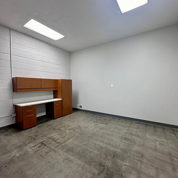 More Photos Of 710 Dawn St, Richmond Warehouse For Lease