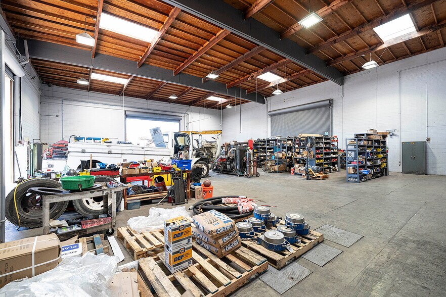 More Photos Of 1241 E Burnett St, Signal Hill Warehouse For Lease