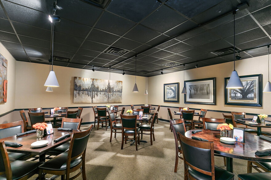 More Photos Of 112 S Maple St, Sycamore Restaurant For Sale
