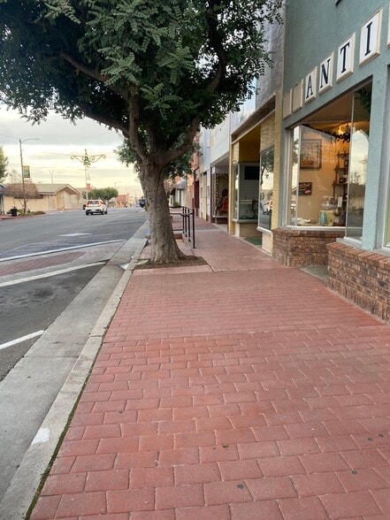 More Photos Of 415 Center St, Taft Storefront For Sale